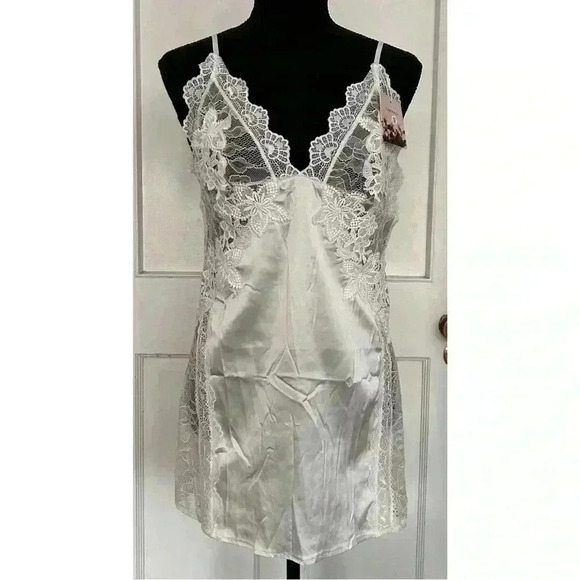 Carinaca Tops - BNWT Carinaca White Camisole Top Size Small